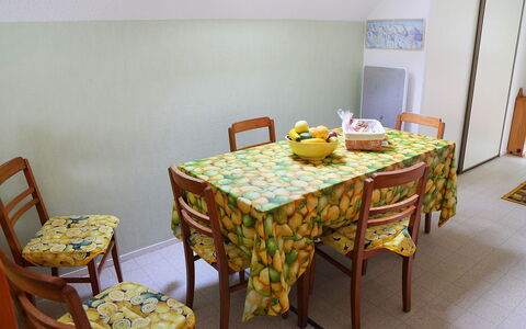 Les Marmottes: Nappe De Table, Jaune, Pièce, Meubles, Table, Propriété, Chaise, Salle À Manger, Design Intérieur, Textile