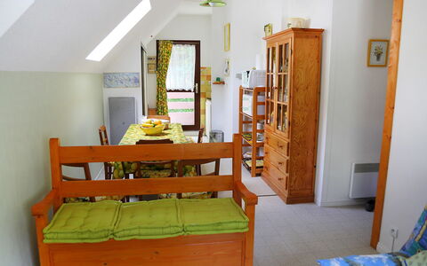 Les Marmottes: Pièce, Meubles, Propriété, Maison, Jaune, Design Intérieur, Lit, Sol, Mur, Bâtiment