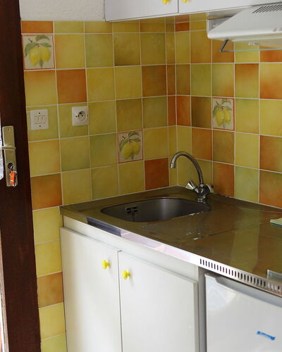 Les Marmottes: Pièce, Propriété, Cuisine, Tuile, Jaune, Comptoir, Meubles, Cabinetry, Maison, Sol