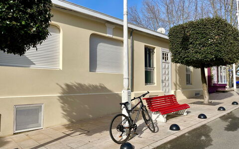 Terre et Mer: Vélo, Roue, Roue De Bicyclette, Propriété, Ciel, Bâtiment, Véhicule, Fenêtre