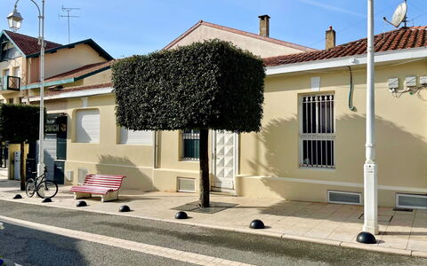 Terre et Mer: Ciel, Bâtiment, Propriété, Fenêtre, Maison, Éclairage, Surface De La Route, Quartier, Architecture, Ombre