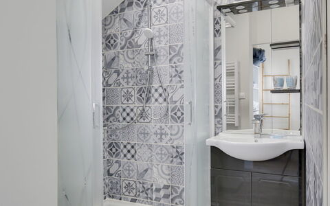 Terre et Mer: Miroir, Robinet, Luminaire Plomberie, Évier, Lavabo, Salle De Bains, Design Intérieur, Bois, Rectangle, Sol