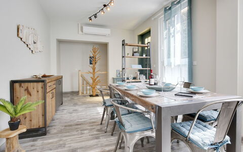 Terre et Mer: Table, Meubles, Propriété, Plante, Blanc, Chaise, Bois, Plante D'Appartement, Design Intérieur, Éclairage