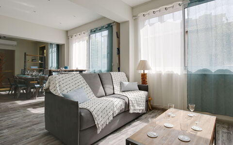 Terre et Mer: Meubles, Canapé, Table, Propriété, Confort, Bois, Chaise, Textile, Ombre, Oreiller