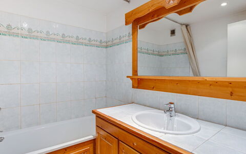 Tignes 336: Salle De Bains, Propriété, Pièce, Robinet, Tuile, Architecture, Design Intérieur, Immobilier, Maison, Évier