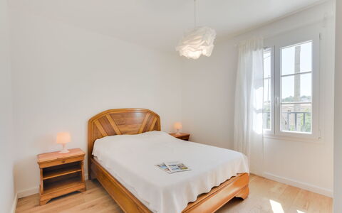 Lolilé: Chambre, Pièce, Meubles, Lit, Propriété, Drap De Lit, Sol, Cadre De Lit, Design Intérieur, Mur