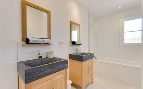 Lolilé: Propriété, Pièce, Meubles, Évier, Salle De Bains, Armoire De Toilette, Cabinetry, Design Intérieur, Bâtiment, Immobilier