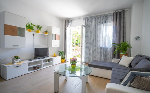 Crikvenica Jadranovo 166: Propriété, Plante, Meubles, Table, Plante D'Appartement, Canapé, Design Intérieur, Salon, Sol