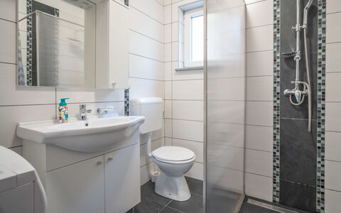 Crikvenica Jadranovo 166: Miroir, Évier, Propriété, Luminaire Plomberie, Robinet, Lavabo, Salle De Bains, Violet, Design Intérieur