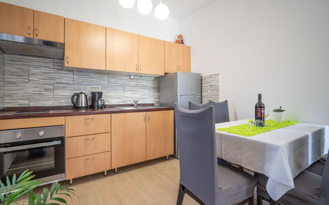 Crikvenica Jadranovo 166: Robinet, Evier, Cabinetry, Évier, Propriété, Meubles, Comptoir, Cuisine, Bâtiment, Cuisinière