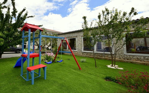 East: Terrain De Jeux, Herbe, Espace Public, Propriété, Équipement Extérieur Play, Arrière-Cour, Loisir, Pelouse, Maison, Cour