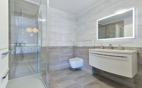 East: Luminaire Plomberie, Fenêtre, Robinet, Salle De Bains, Bâtiment, Porte De Douche, Douche, Design Intérieur, Sol