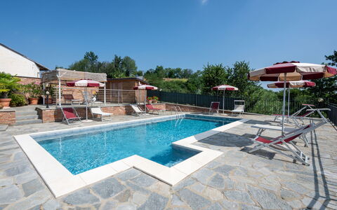 Bricco delle Rondini: L'Eau, Plante, Ciel, Piscine, Bâtiment, Bleu Azur, Chaise, Mobilier De Jardin, Ombre, Maison