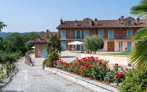 Bricco delle Rondini: Plante, Ciel, Bâtiment, Fleur, Fenêtre, Arbre, Maison, Loisir, Paysage, Façade
