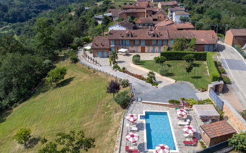 Bricco delle Rondini: Plante, Propriété, Bâtiment, Ciel, Arbre, Design Urbain, Architecture, Lot Terre, Paysage, Loisir