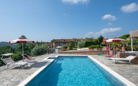 Bricco delle Rondini: L'Eau, Ciel, Propriété, Plante, Nuage, Piscine, Bleu Azur, Bâtiment, Chaise, Mobilier De Jardin