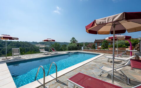 Bricco delle Rondini: L'Eau, Ciel, Nuage, Piscine, Plante, Bâtiment, Mobilier De Jardin, Ombre, Balancelle, Parapluie