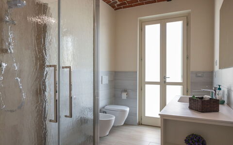 Bricco delle Rondini: Propriété, Bâtiment, Évier, Robinet, Luminaire Plomberie, Salle De Bains, Bois, Design Intérieur, Sol