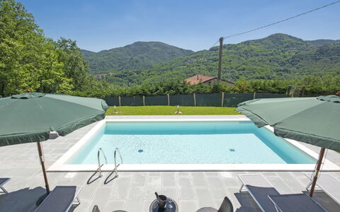 Agr. Castello della Mugazzena: Ciel, L'Eau, Piscine, Bleu Azur, Ombre, Bâtiment, Plante, Mobilier De Jardin, Rectangle, Chaise