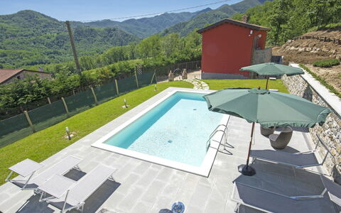 Agr. Castello della Mugazzena: Propriété, L'Eau, Ciel, Piscine, Montagne, Bleu Azur, Ombre, Arbre, Bâtiment, Mobilier De Jardin