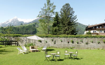 Kaprun 689: La Nature, Station De Montagne, Propriété, Herbe, Table, Arbre, Pelouse, Meubles, Montagne, Paysage