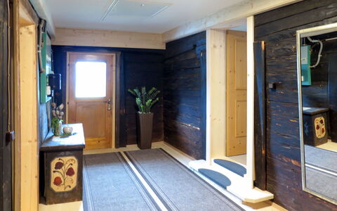 Alm Chalet: Propriété, Pièce, Bâtiment, Maison, Sol, Porte, Design Intérieur, Plafond, Domicile, Immobilier
