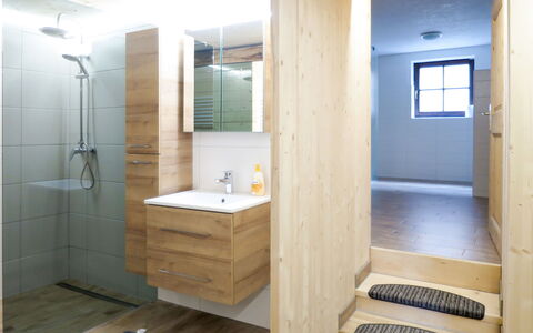 Alm Chalet: Propriété, Robinet, Luminaire Plomberie, Éclairage, Bois, Design Intérieur, Bâtiment, Salle De Bains, Sol