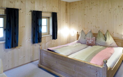 Alm Chalet: Chambre, Meubles, Lit, Pièce, Propriété, Matelas, Cadre De Lit, Drap De Lit, Design Intérieur, Sol