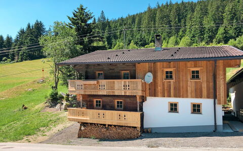 Alm Chalet: Ciel, Plante, Propriété, Fenêtre, Arbre, Bâtiment, Mélèze, Bois, Montagne, Maison