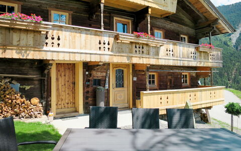 Alm Chalet: Bâtiment, Propriété, Fenêtre, Plante, Bois, Arbre, Porte, Maison, Roue, Montagne