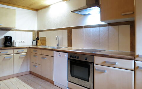 Alm Chalet: Comptoir, Cabinetry, Meubles, Bâtiment, Appareil De Cuisine, Cuisinière, Cuisine, Evier, Robinet, Électroménager