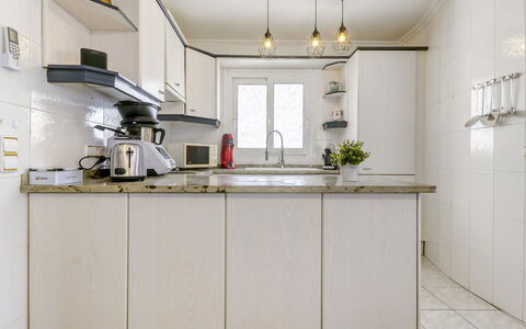 Sunset: Cabinetry, Comptoir, Cuisine, Fenêtre, Robinet, Bois, Éclairage, Evier, Design Intérieur, Bâtiment