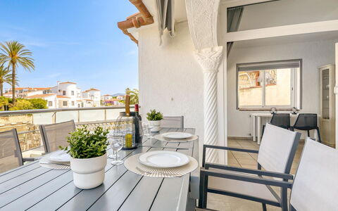 Sunset: Plante, Meubles, Table, Bleu Azur, Bâtiment, Ciel, Pot De Fleur, Chaise, Bois, Design Intérieur