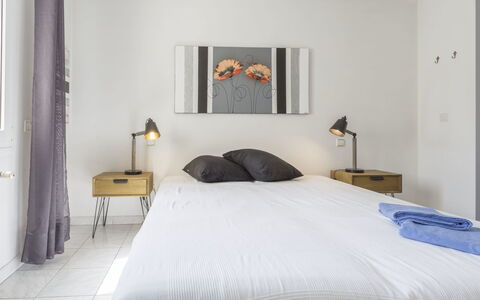 Sunset: Chambre, Lit, Meubles, Pièce, Propriété, Drap De Lit, Cadre De Lit, Sol, Design Intérieur, Mur