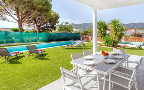 Almendro: Propriété, Maison, Bâtiment, Immobilier, Meubles, Design Intérieur, Herbe, Domicile, Table, Pièce