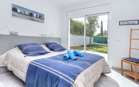 Almendro: Chambre, Lit, Drap De Lit, Meubles, Pièce, Literie, Propriété, Bleu, Cadre De Lit, Matelas