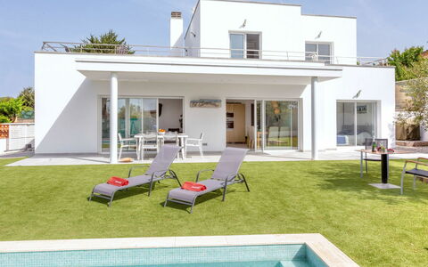 Almendro: Ciel, Meubles, Propriété, L'Eau, Bâtiment, Ombre, Piscine, Arbre, Fenêtre, Mobilier De Jardin