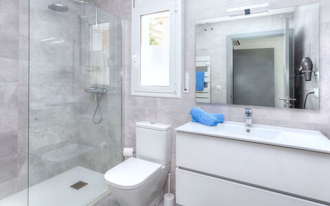 Almendro: Salle De Bains, Propriété, Pièce, Design Intérieur, Robinet, Mur, Accessoire Salle De Bain, Immobilier, Luminaire Plomberie, Baignoire