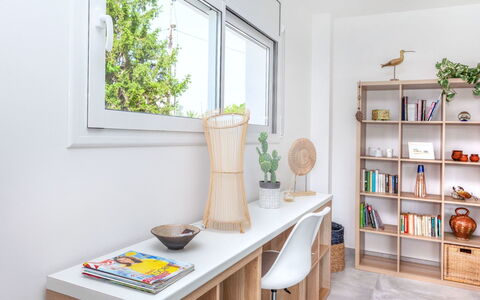Almendro: Meubles, Étagère, Pièce, Propriété, Bureau, Design Intérieur, Rayonnage, Table, Domicile, Jaune