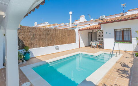 Remedios: Propriété, Piscine, Bâtiment, Maison, Immobilier, Pièce, Villa, Domicile, Architecture, Appartement