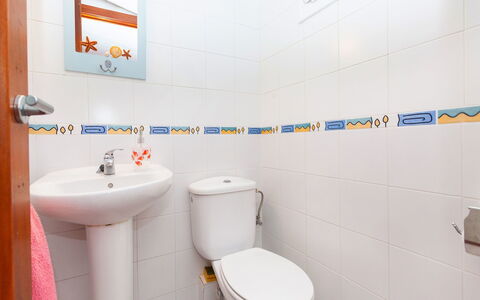 Remedios: Salle De Bains, Propriété, Toilette, Pièce, Siège De Toilette, Luminaire Plomberie, Mur, Violet, Tuile, Design Intérieur