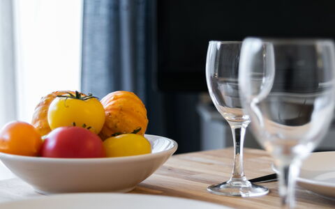 Les Prairies: Aliments, Vaisselle, Drinkware, Vaisselle, Table, Verres À Pied, Verre De Vin, Fruit, Assiette