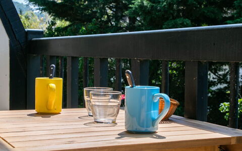 Les Prairies: Table, Vaisselle, Meubles, Drinkware, Lumière, L'Eau, Coupe, Arbre, Bois, Tasse À Café