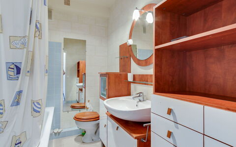 Les Prairies: Miroir, Robinet, Luminaire Plomberie, Propriété, Lavabo, Évier, Siège De Toilette, Salle De Bains, Bâtiment, Toilette