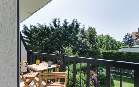 Les Prairies: Ciel, Plante, Table, Propriété, Bâtiment, Clôture, Chaise, Ombre, Bois, Arbre