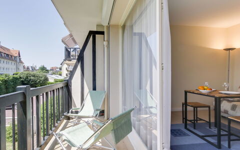 Les Prairies: Bâtiment, Table, Bleu Azur, Bois, Éclairage, Plante, Design Intérieur, Fenêtre, Condominium, Ombre