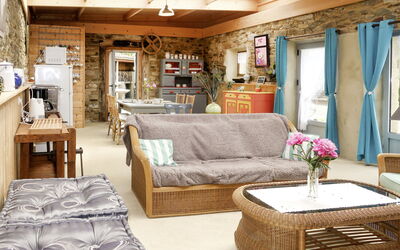 (Lat100) 601.1: Meubles, Pièce, Propriété, Design Intérieur, Bâtiment, Salon, Domicile, Table, Plafond, Maison