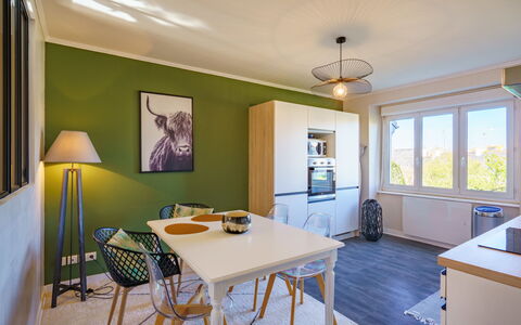 Ty Ael: Table, Propriété, Cabinetry, Chaise, Bois, Fenêtre, Éclairage, Design Intérieur, Sol, Sol