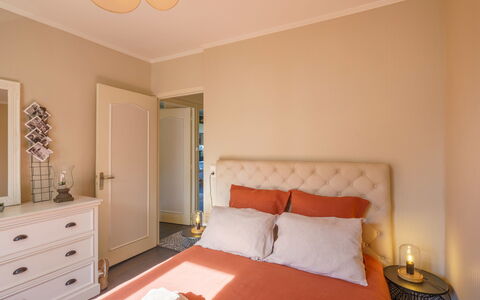 Ty Ael: Propriété, Meubles, Cabinetry, Bâtiment, Bois, Éclairage, Confort, Design Intérieur, Jaune