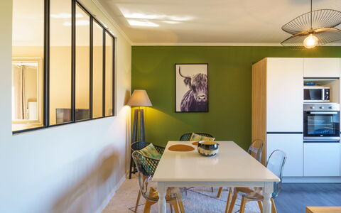 Ty Ael: Meubles, Propriété, Table, Éclairage, Design Intérieur, Bois, Jaune, Peindre, Sol, Cabinetry